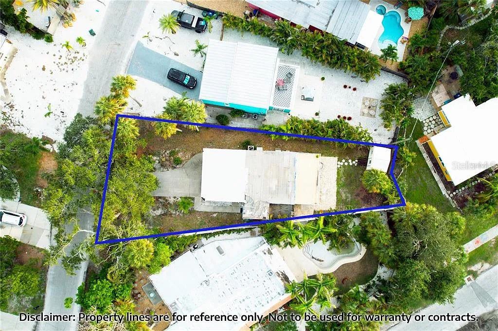 An aerial view shows a single-story house on a lot outlined in blue — 643 CALLE DE PERU, SARASOTA, FL