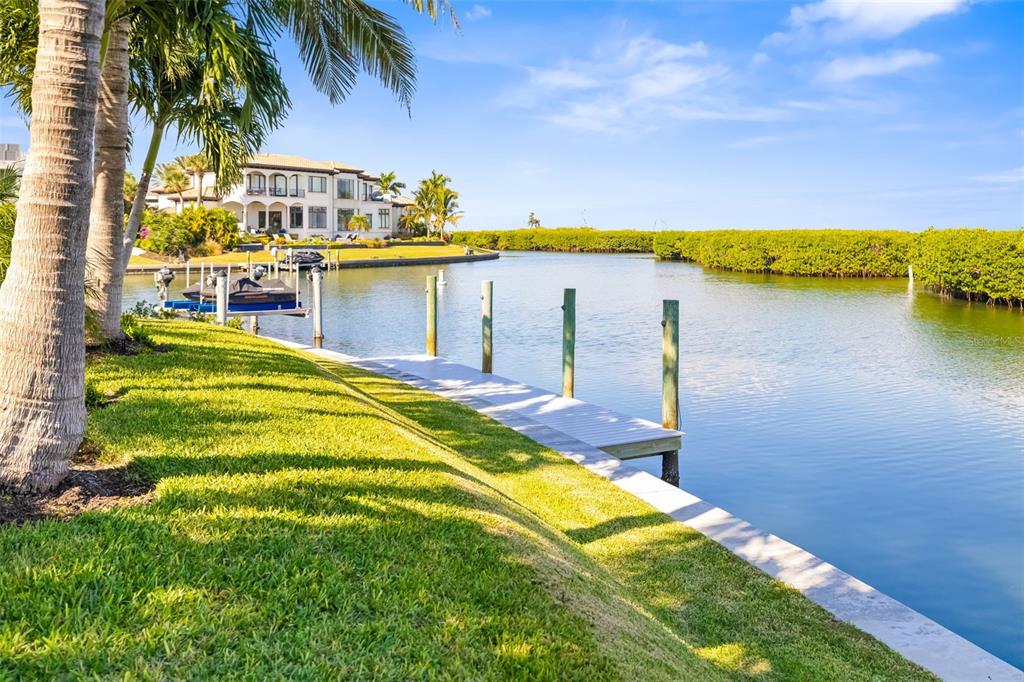 560 HARBOR COVE CIRCLE, LONGBOAT KEY, FL — photo 2 of 30