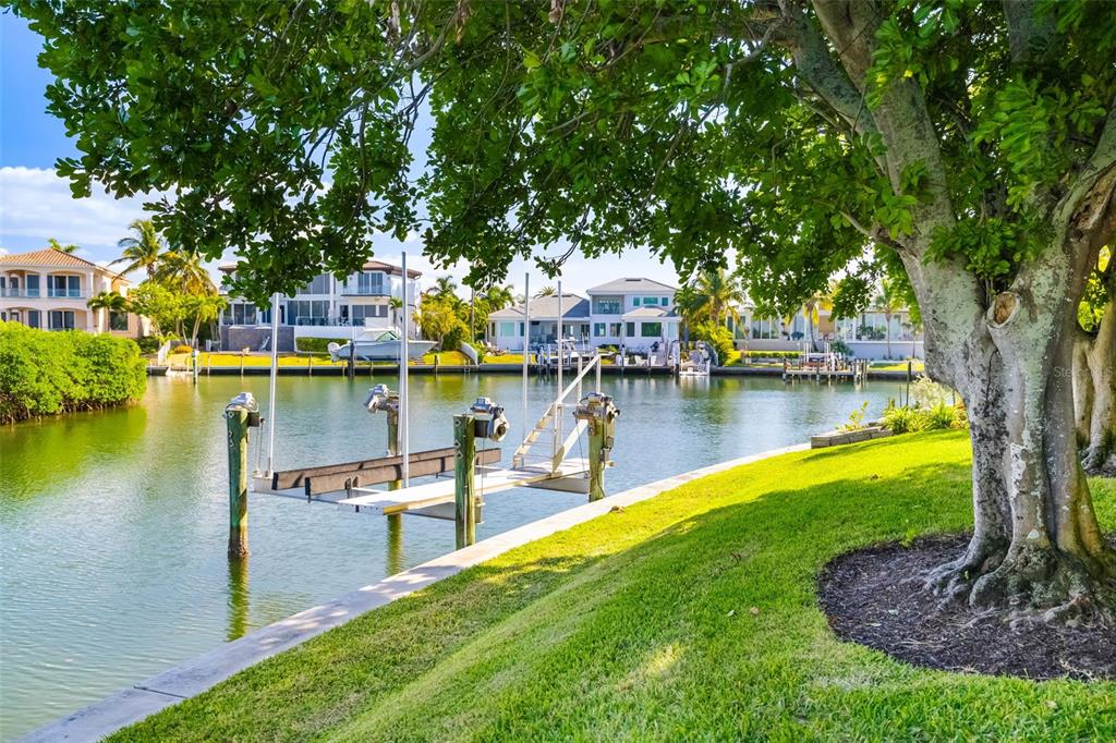 560 HARBOR COVE CIRCLE, LONGBOAT KEY, FL — photo 3 of 30