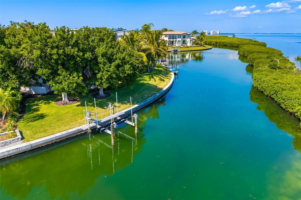 560 HARBOR COVE CIRCLE, LONGBOAT KEY, FL — photo 4 of 30