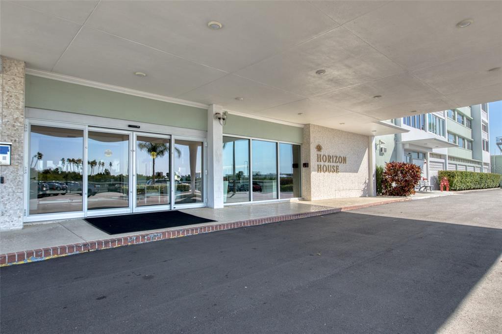 A sign for Horizon House stands in front of a covered parking area and building — 31 ISLAND WAY UNIT 508, CLEARWATER BEACH, FL