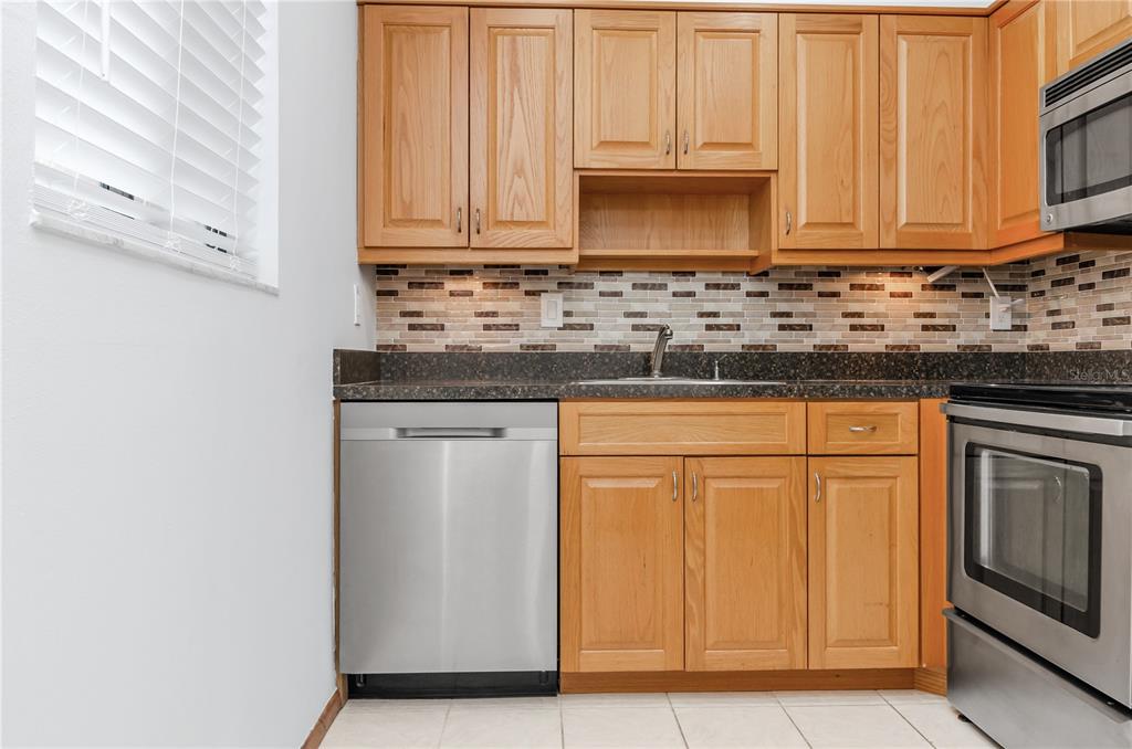 3300 FOX CHASE CIRCLE N UNIT 231, PALM HARBOR, FL — photo 2 of 30
