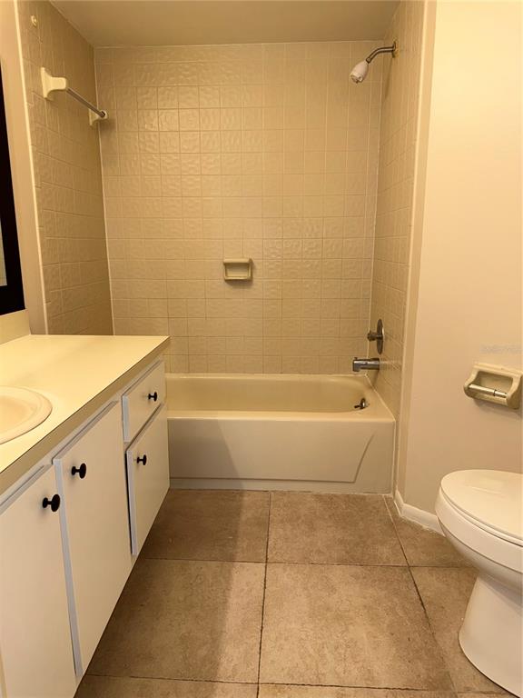 A bathroom features a vanity, a toilet, and a tiled shower-tub combination — 3816 SOUTHPOINTE DRIVE UNIT U2, ORLANDO, FL