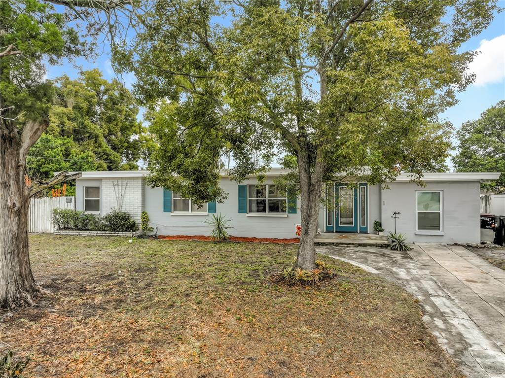 1 S SOLANDRA DRIVE