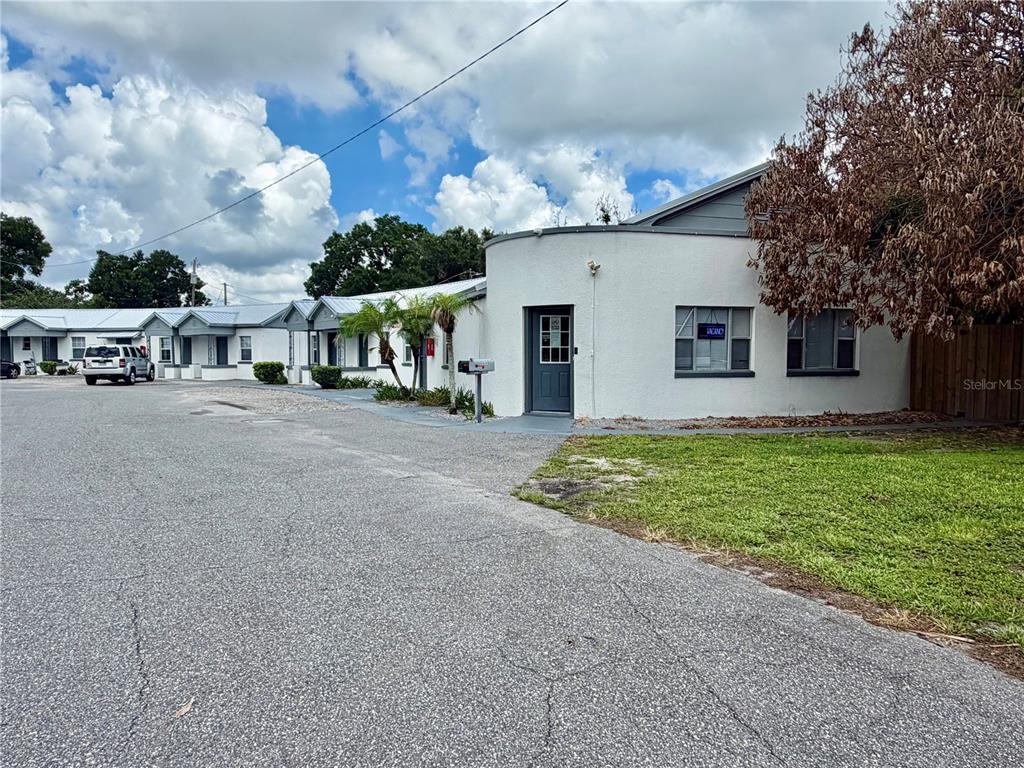 A white, single-story motel building with a curved corner entrance and a parking lot — 1702 1/2 US HIGHWAY 92 W, AUBURNDALE, FL