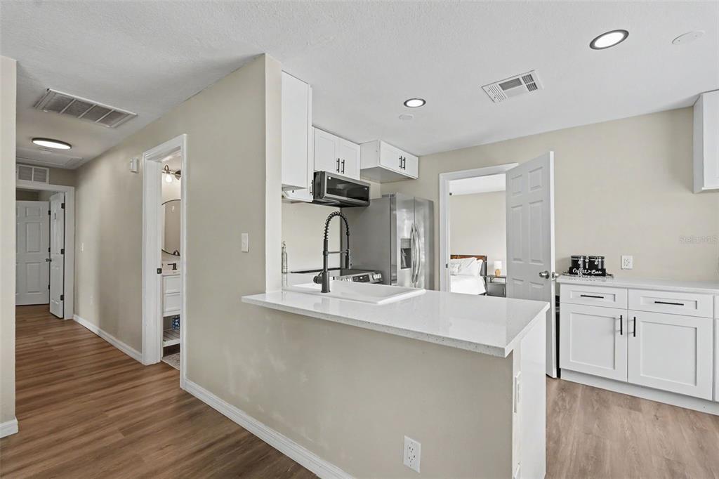 102 SHORE DRIVE E, OLDSMAR, FL — photo 4 of 30