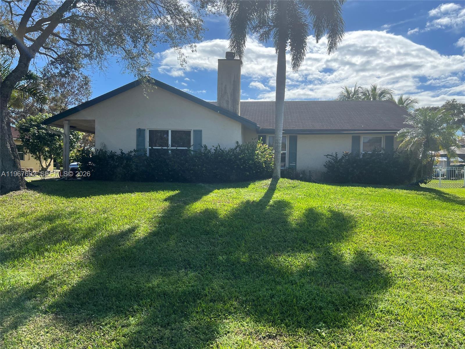 11520 NW 26th St, Plantation FL 33323