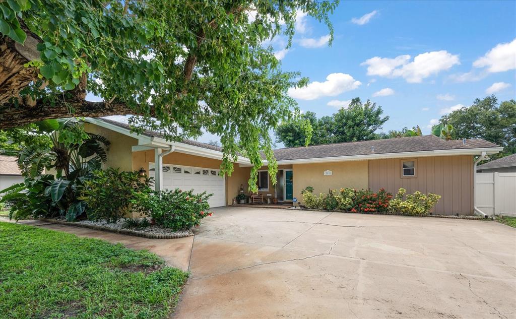 12811 LAKE DRIVE, LARGO, FL — photo 5 of 30