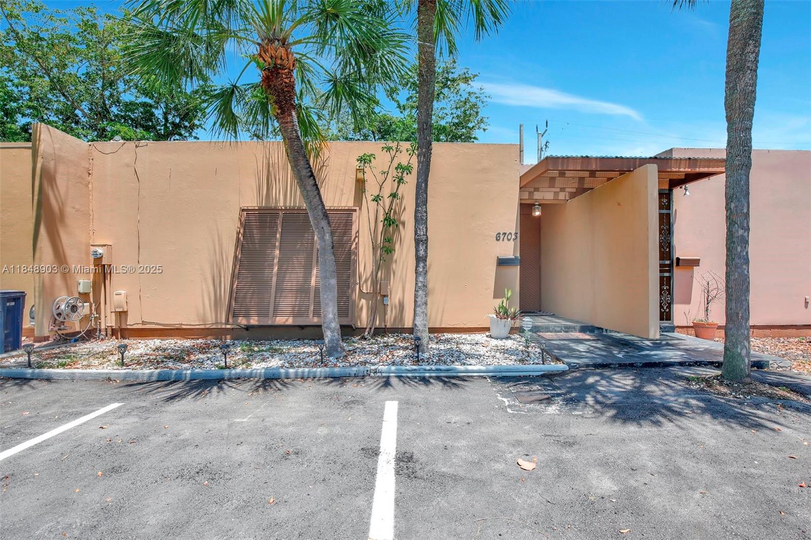 6703 Kingsmoor Way, Miami Lakes FL 33014