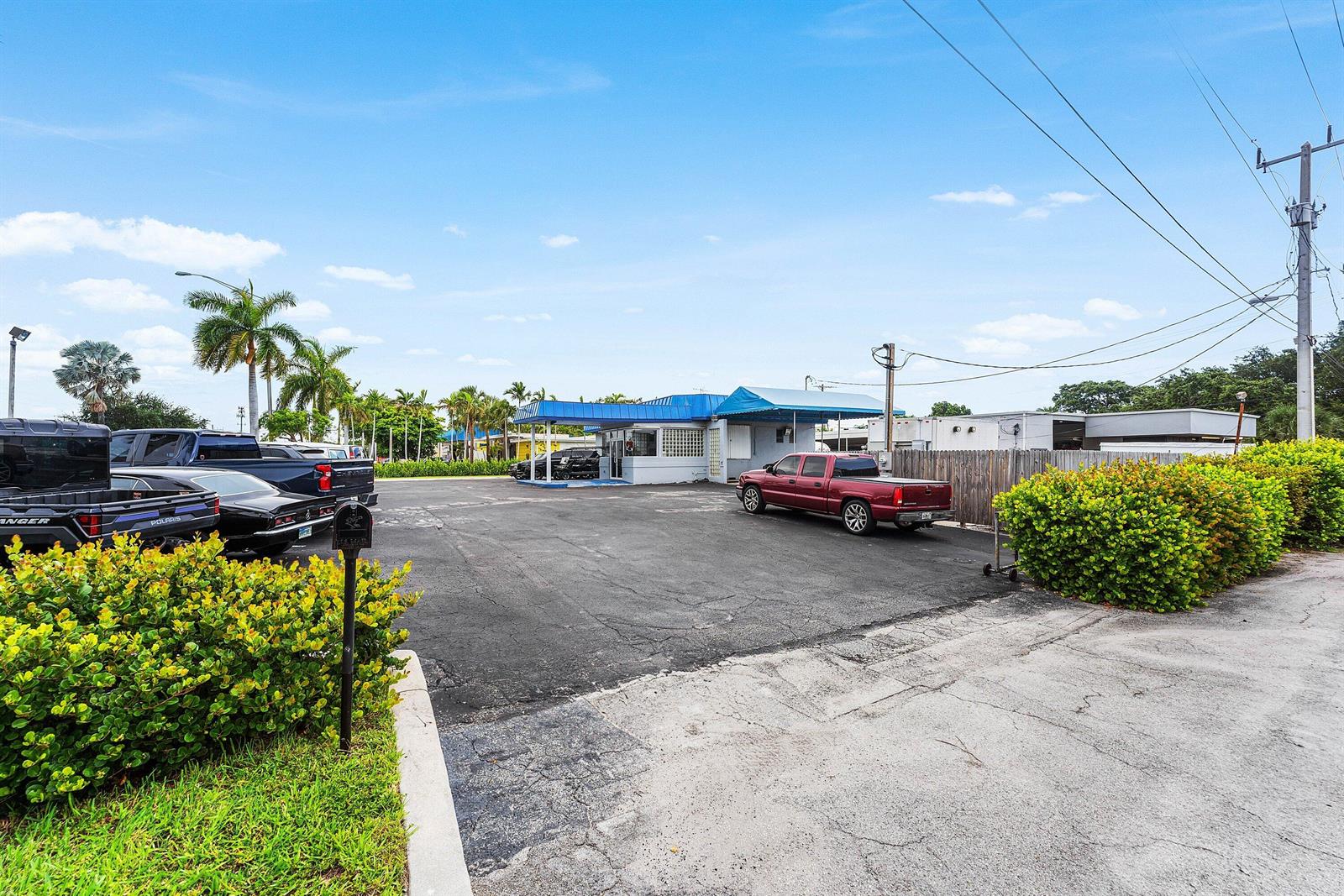 An exterior view of a commercial building with a parking lot and several parked vehicles — 3400 N Federal Highway, Lighthouse Point FL 33064, LIGHTHOUSE POINT, FL