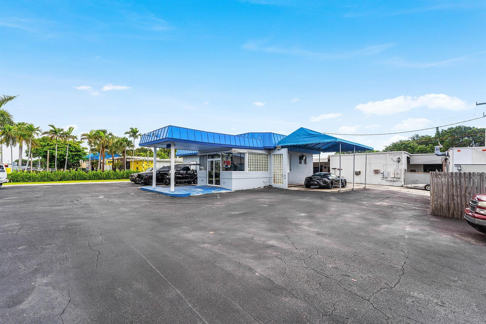 A commercial building with a blue metal roof and a large asphalt parking lot — 3400 N Federal Highway, Lighthouse Point FL 33064, LIGHTHOUSE POINT, FL