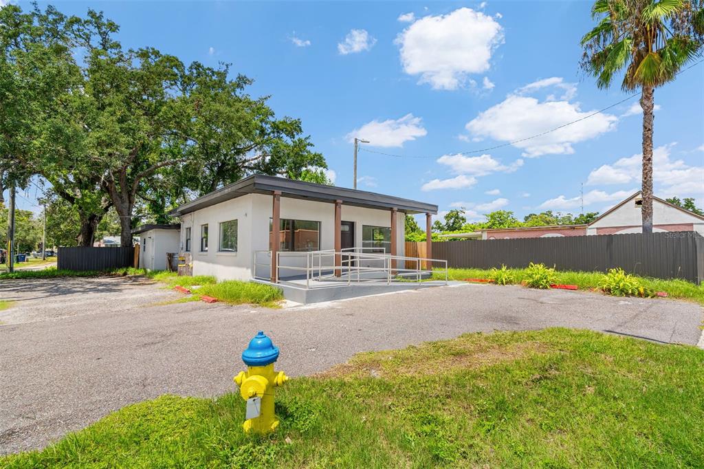 10302 N NEBRASKA AVENUE, TAMPA, FL — photo 2 of 26