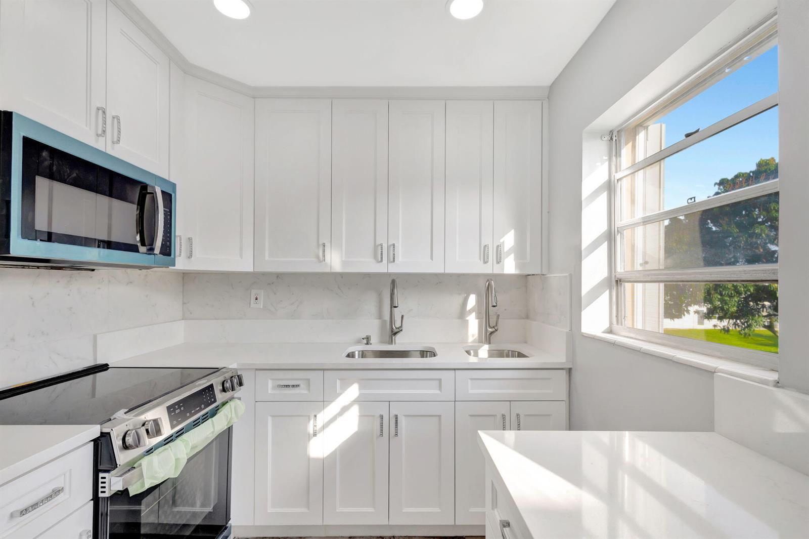 121 Bedford E, West Palm Beach FL 33417