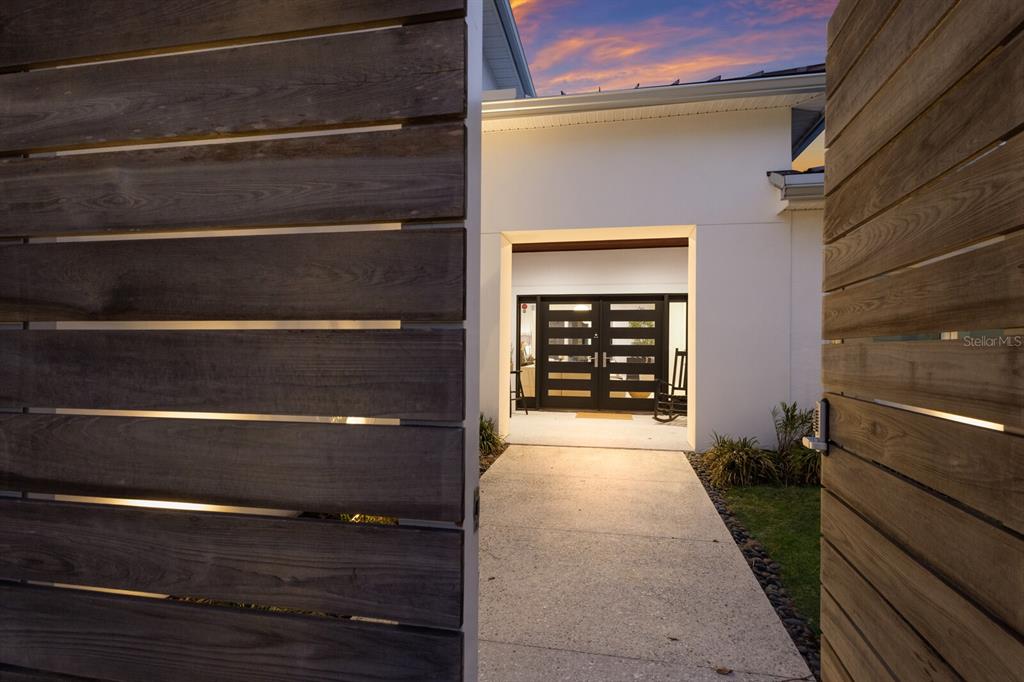238 ISLAND CIRCLE, SARASOTA, FL — photo 2 of 30