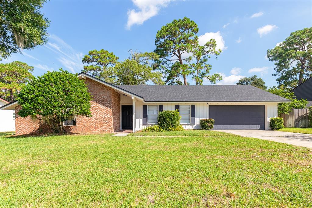 215 CANTERCLUB TRAIL