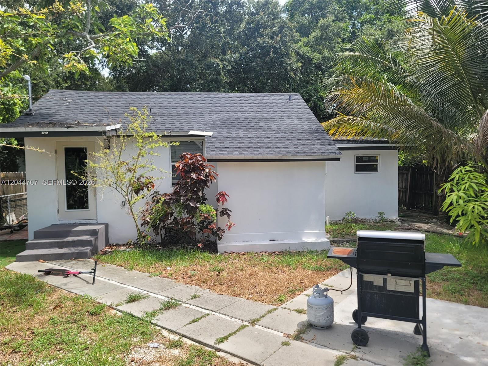 512 NW 96th St # B, Miami FL 33150