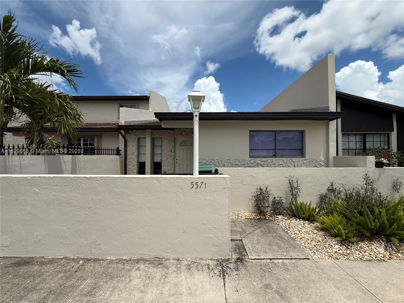 5571 NW 194th Ln, Miami Gardens FL 33055