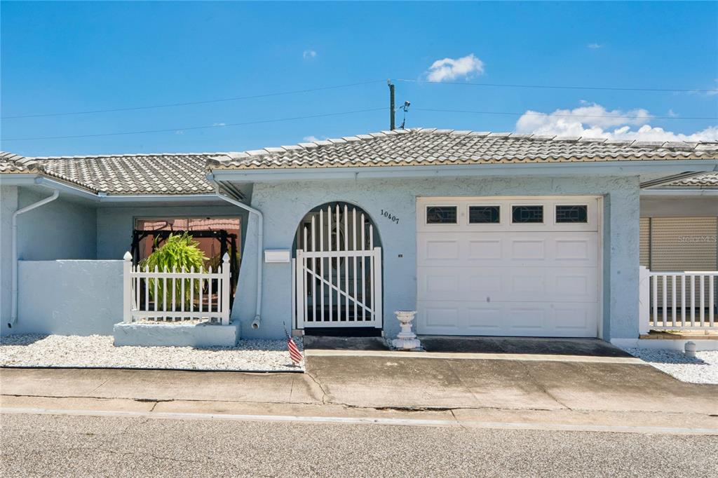 10407 LARCHMONT PLACE N UNIT 218