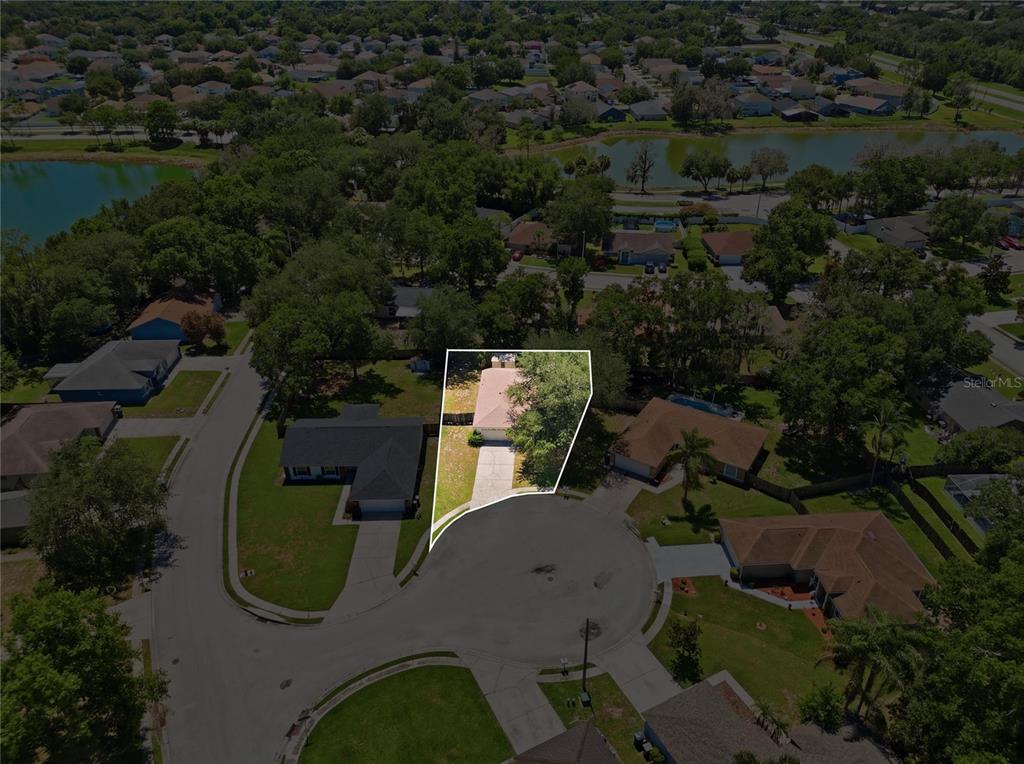An aerial view shows a single-family home highlighted on a residential cul-de-sac — 2614 SUNDANCE COURT, MULBERRY, FL