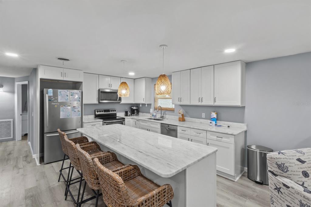 690 FOX STREET, LONGBOAT KEY, FL — photo 3 of 30