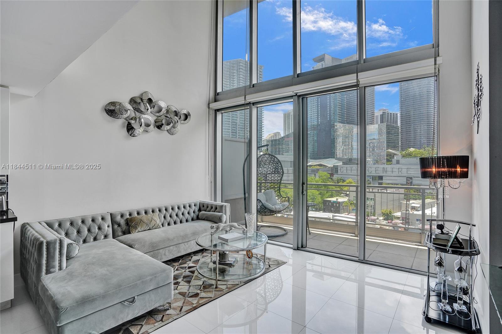 92 SW 3rd St # 905, Miami FL 33130
