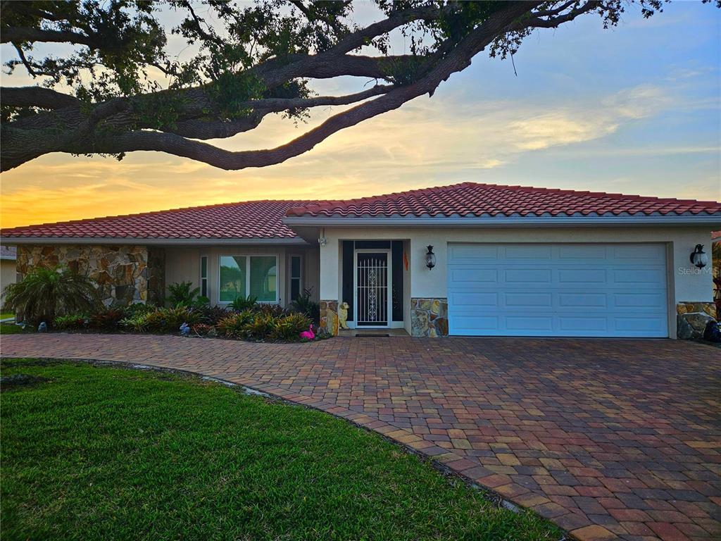 1706 S LAKESIDE COURT