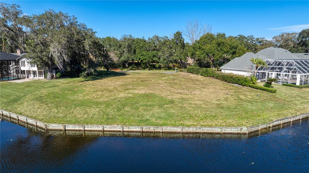 An aerial view of a vacant waterfront lot situated between two residential homes — 814 TARAY DE AVILA, TAMPA, FL
