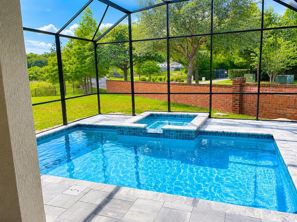 A screened-in patio features a rectangular swimming pool with an integrated raised spa — 290 ABERDEEN STREET, DAVENPORT, FL