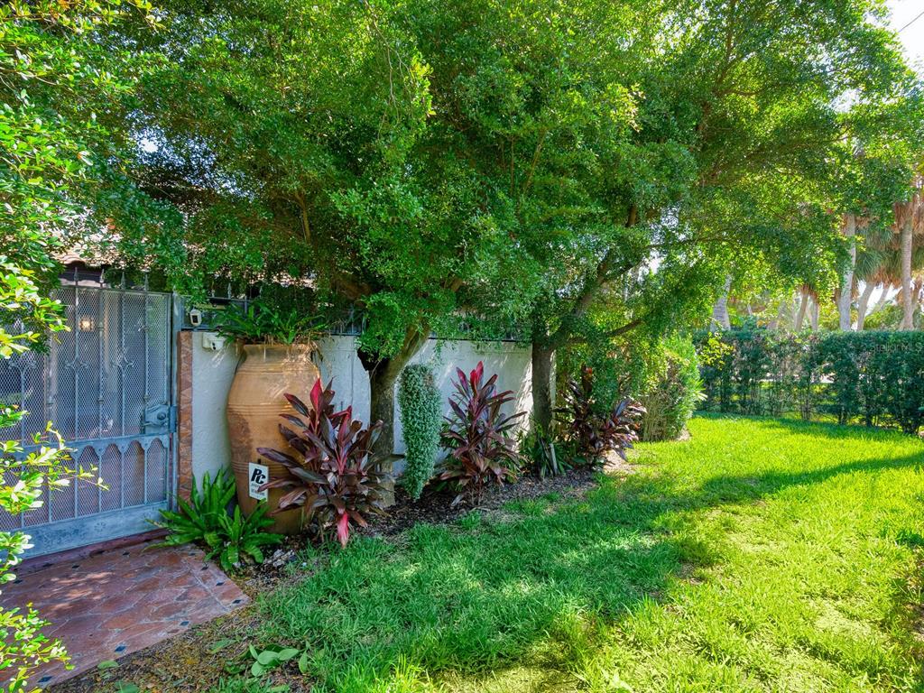 41 S ADAMS DRIVE, SARASOTA, FL — photo 2 of 30