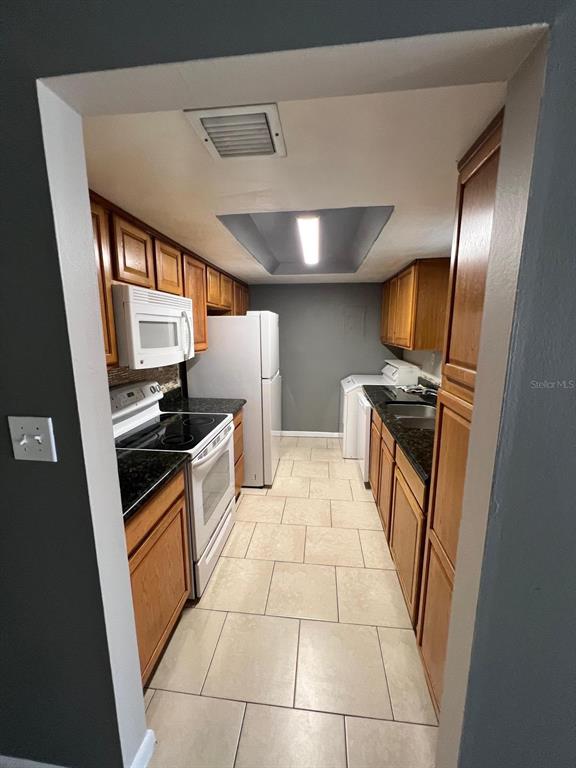 An empty room features dark gray walls, light-colored tile flooring, and a ceiling fan — 2634 LEMON TREE LANE UNIT H, ORLANDO, FL
