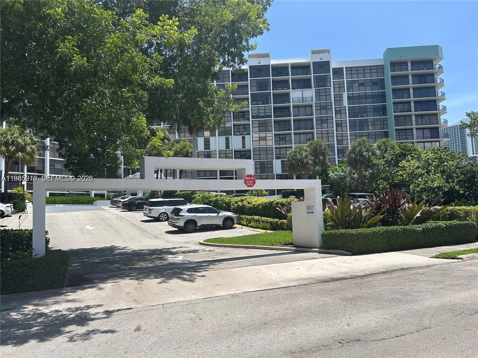 A white concrete archway marks the entrance to a parking lot in front of a building — 400 Leslie Dr # 308, Hallandale Beach FL 33009, HALLANDALE BEACH, FL