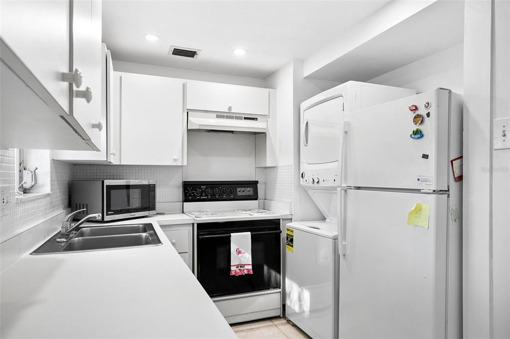 597 SUTTON PLACE, LONGBOAT KEY, FL — photo 5 of 30
