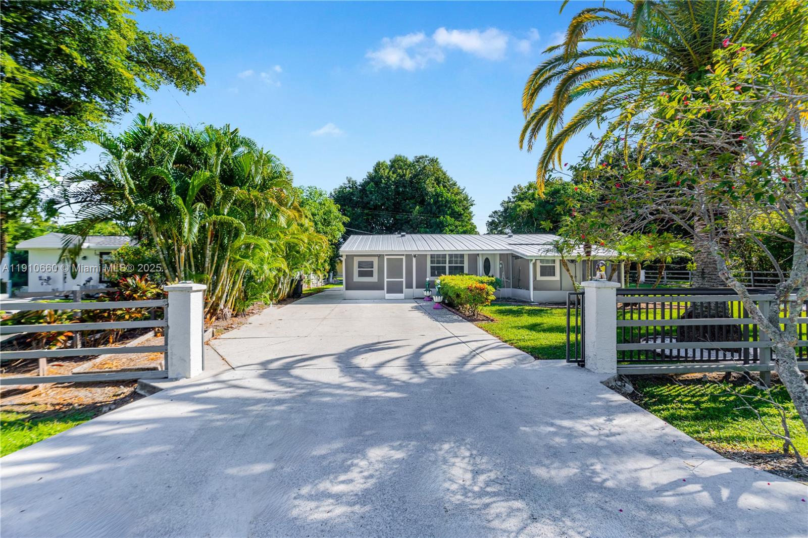 327 Mongomery Ave, Fort Myers FL 33905