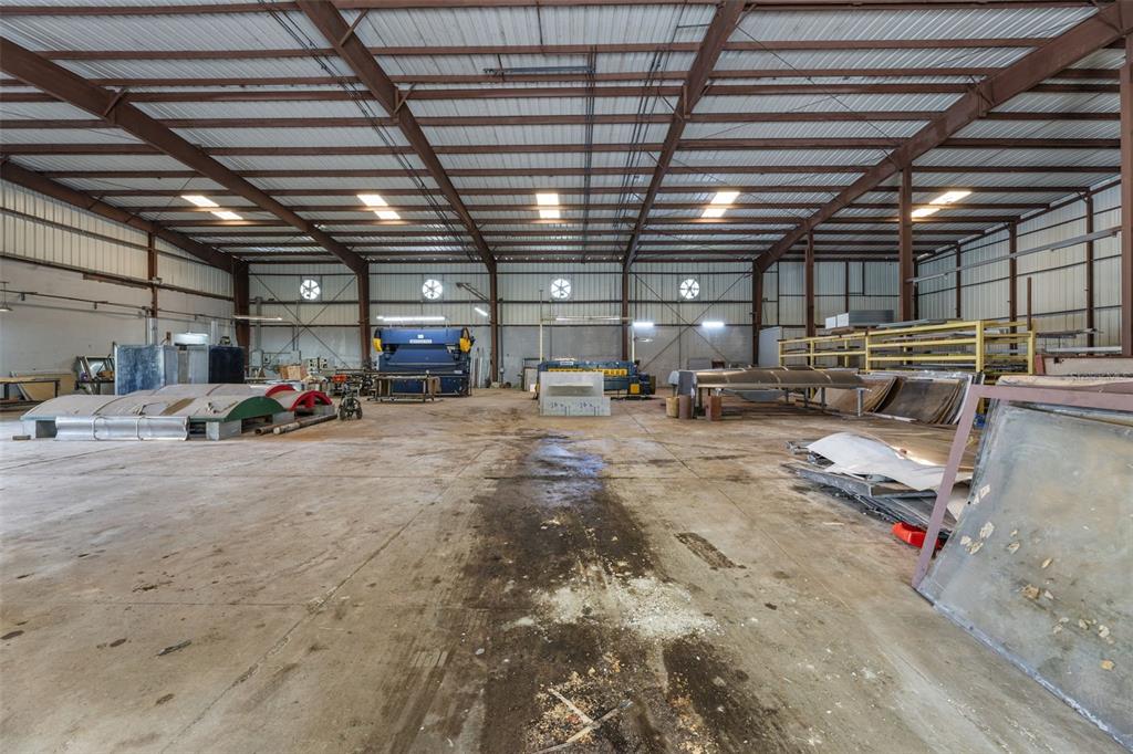 A large, open industrial warehouse space features a concrete floor and exposed metal ceiling beams — PR-1 BO RIO SECTOR LOS SANTA UNIT 5, GUAYNABO, PR