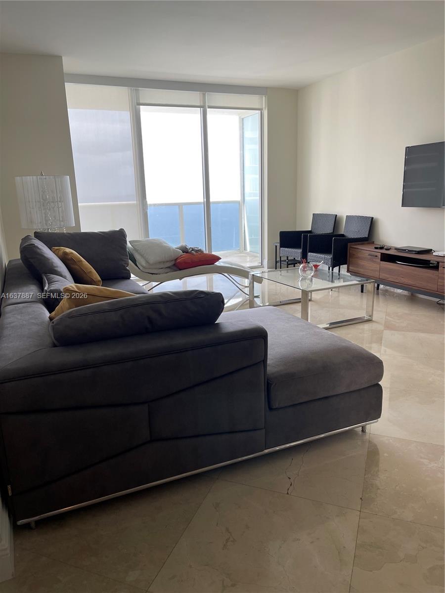 HALLANDALE BEACH, FL — photo 3 of 23
