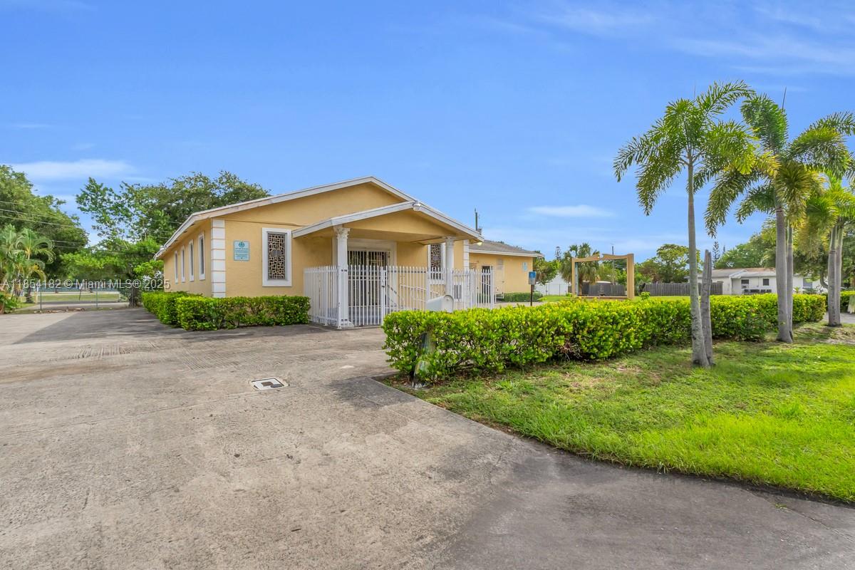 2371 NW 2nd St, Pompano Beach FL 33069
