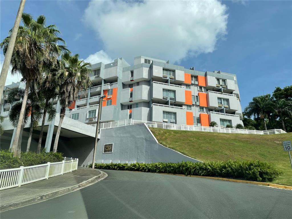 Apt K-103 COND COLINAS DEL BOSQUE UNIT K-103