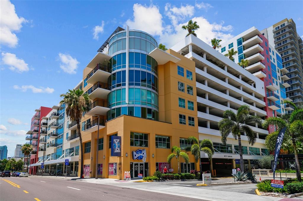 A multi-story building with a Crunch Fitness gym on the ground floor and parking garage — 1208 E KENNEDY BOULEVARD UNIT 618, TAMPA, FL