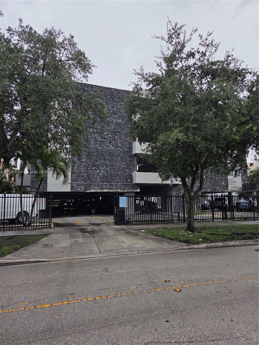 1035 W 77th St # 305, Hialeah FL 33014