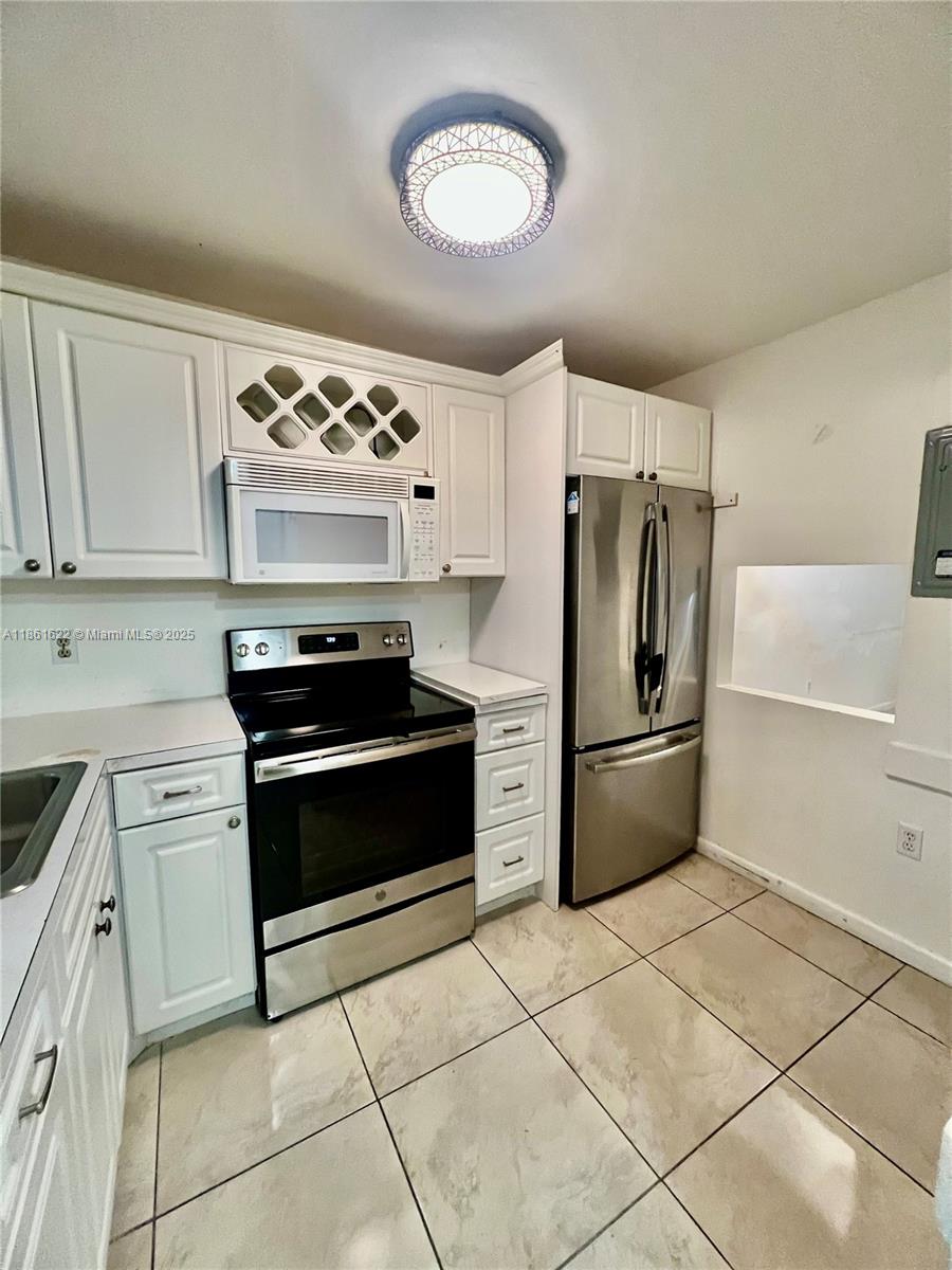 8460 Sunrise Lakes Blvd # 112, Sunrise FL 33322