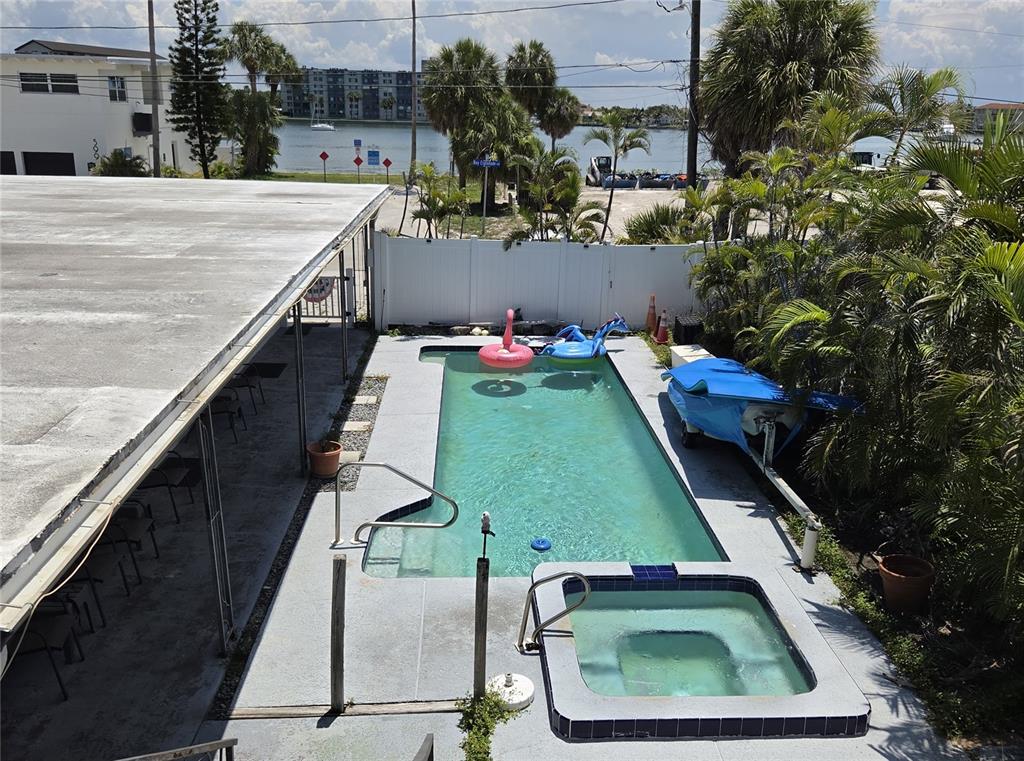 580 BAY ESPLANADE, CLEARWATER BEACH, FL — photo 2 of 19