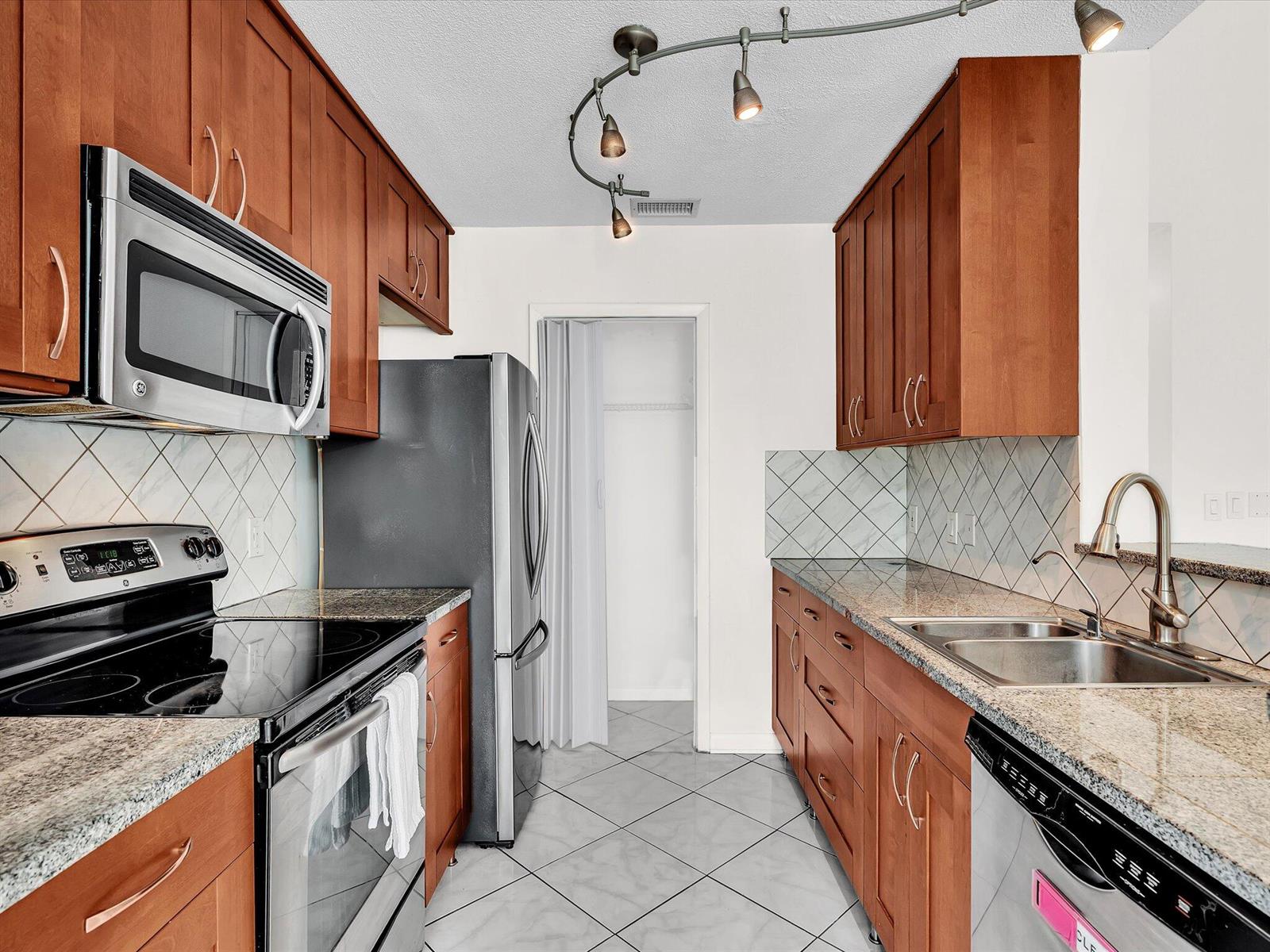 815 W Boynton Beach Boulevard # 205, Boynton Beach FL 33426