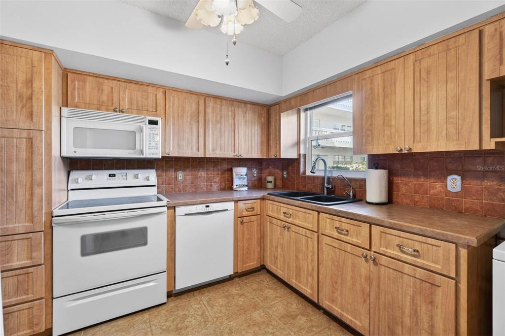 2295 AMERICUS BOULEVARD E UNIT 7, CLEARWATER, FL — photo 4 of 30