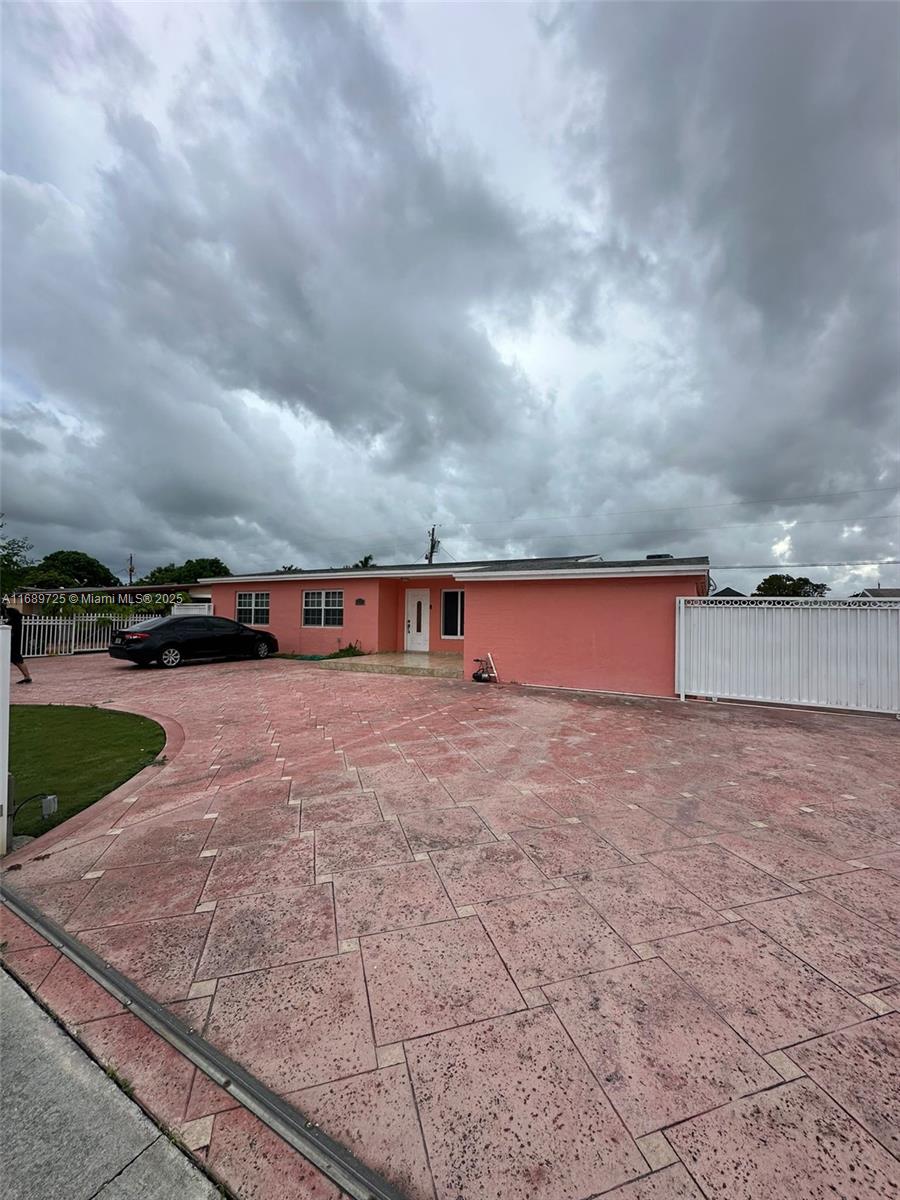 1250 W 61st Pl, Hialeah FL 33012