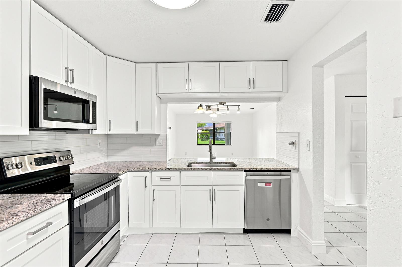 10 Seneca Court, Royal Palm Beach FL 33411