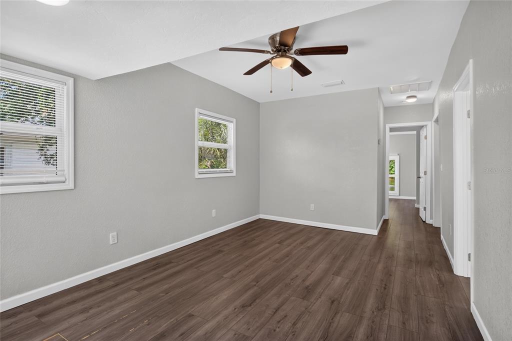 411 12TH AVENUE E, BRADENTON, FL — photo 2 of 27