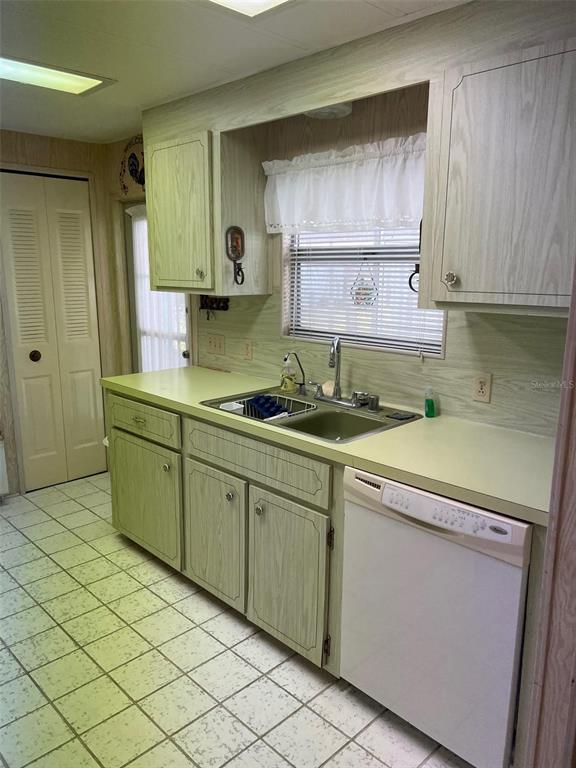 201 ROYAL PALM CIRCLE, LARGO, FL — photo 4 of 28