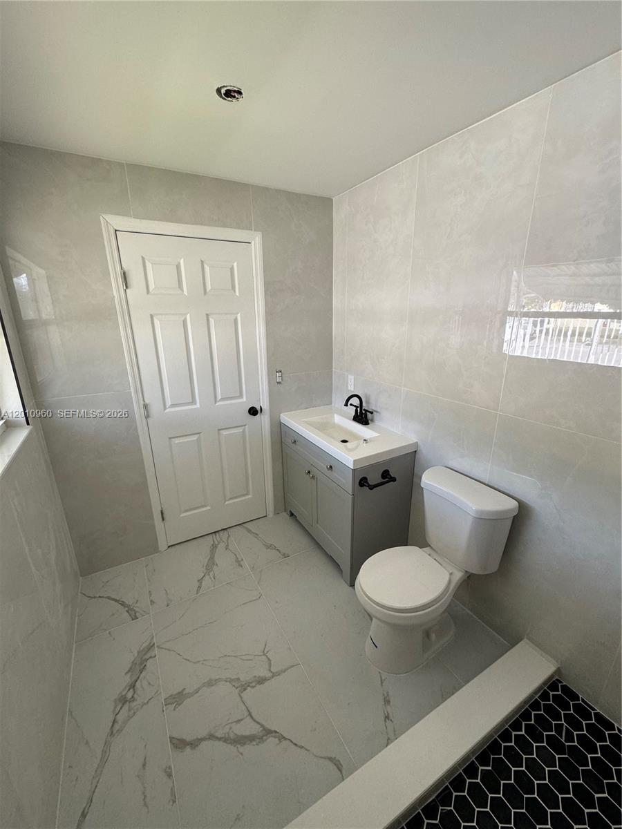 MIAMI, FL — photo 3 of 12
