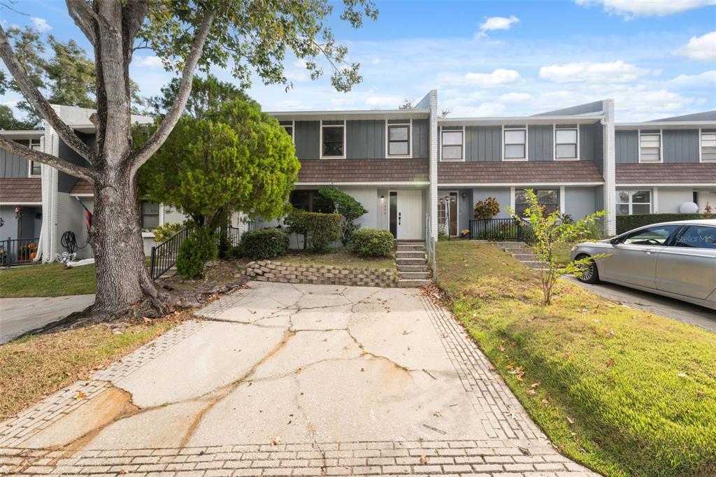 1325 ABBEY CRESCENT LANE