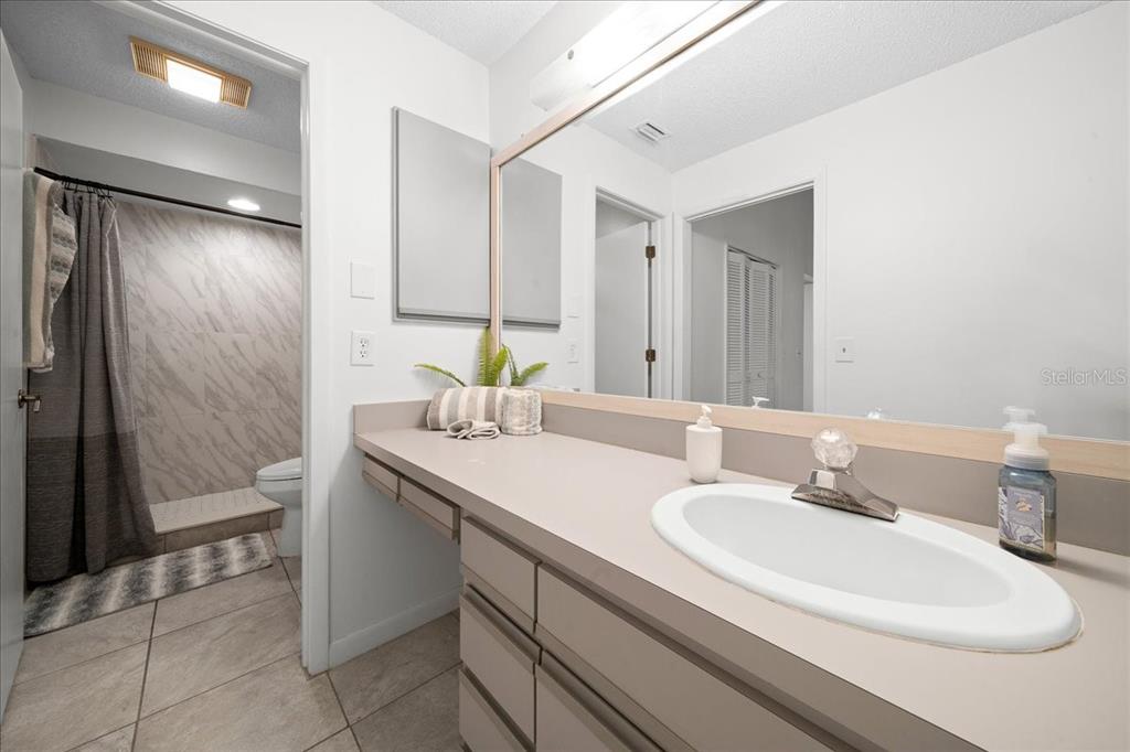 A bathroom features a vanity with a white sink, a large mirror, and a shower — 2925 N RIVERS EDGE BOULEVARD UNIT 2925, CRYSTAL RIVER, FL